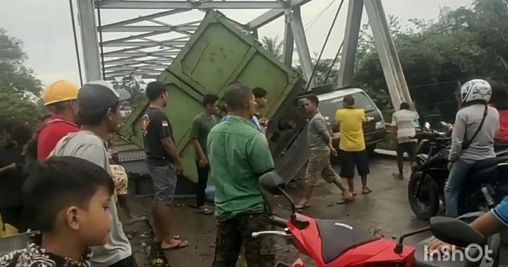 Truk Pengangkut Singkong Terperosok di Jembatan Abung Kunang, Berhasil Dievakuasi 